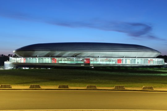 Antarès Le Mans façade de nuit salle extérieur
