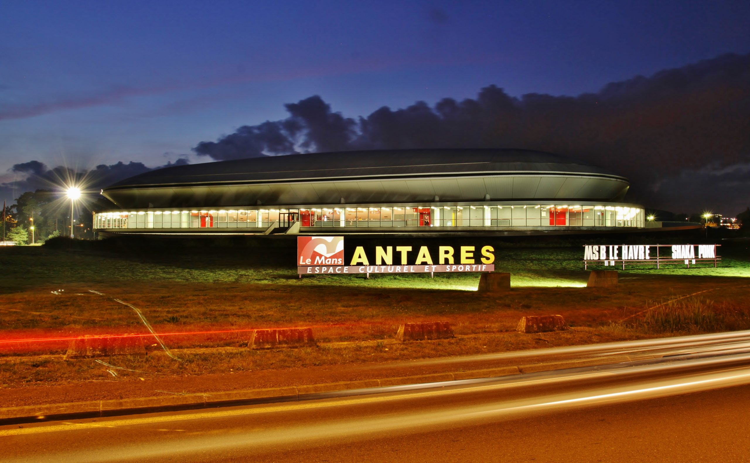 Antarès Le Mans façade de nuit salle extérieur