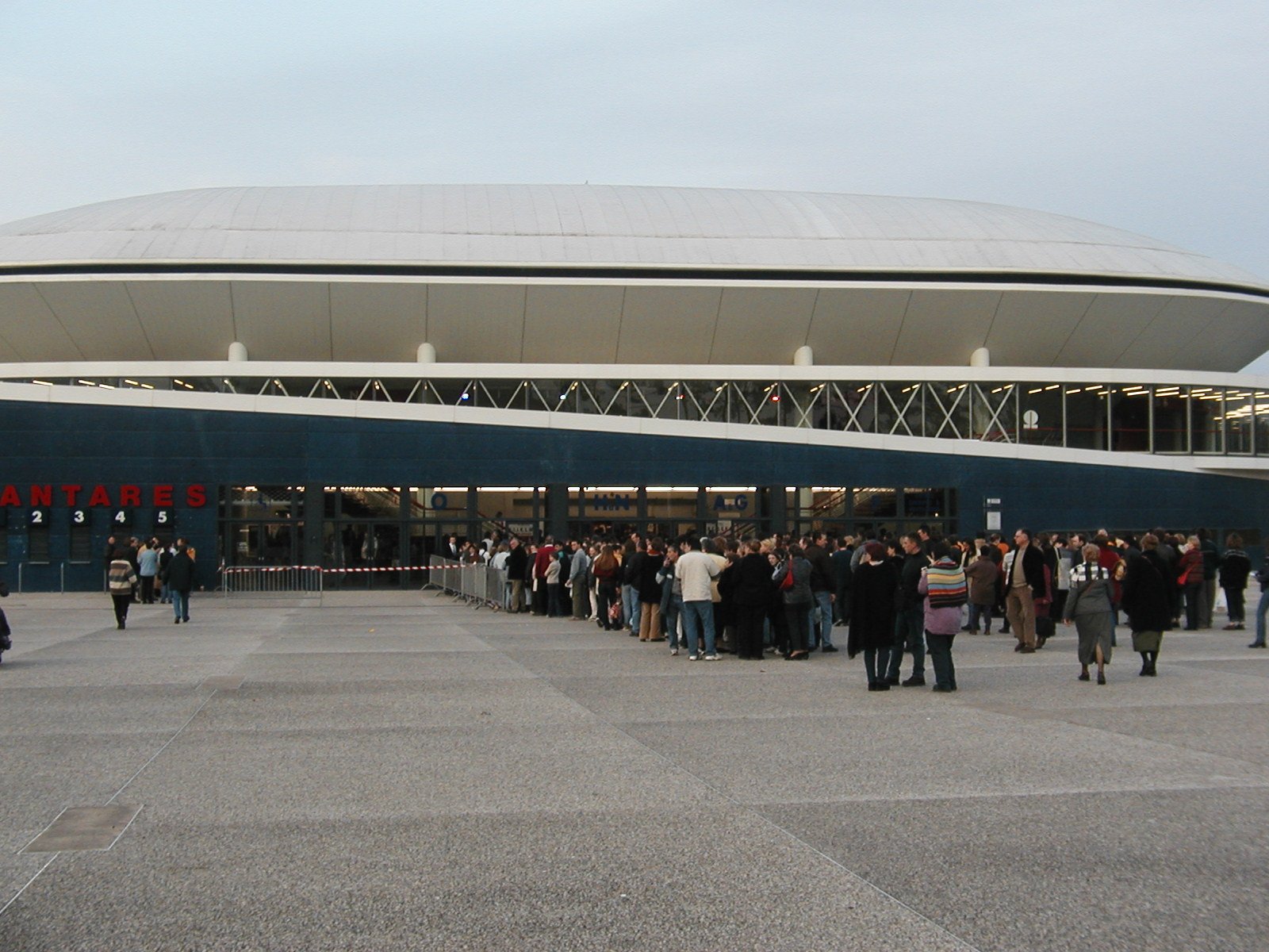 Antarès Le Mans extérieur file d'attente